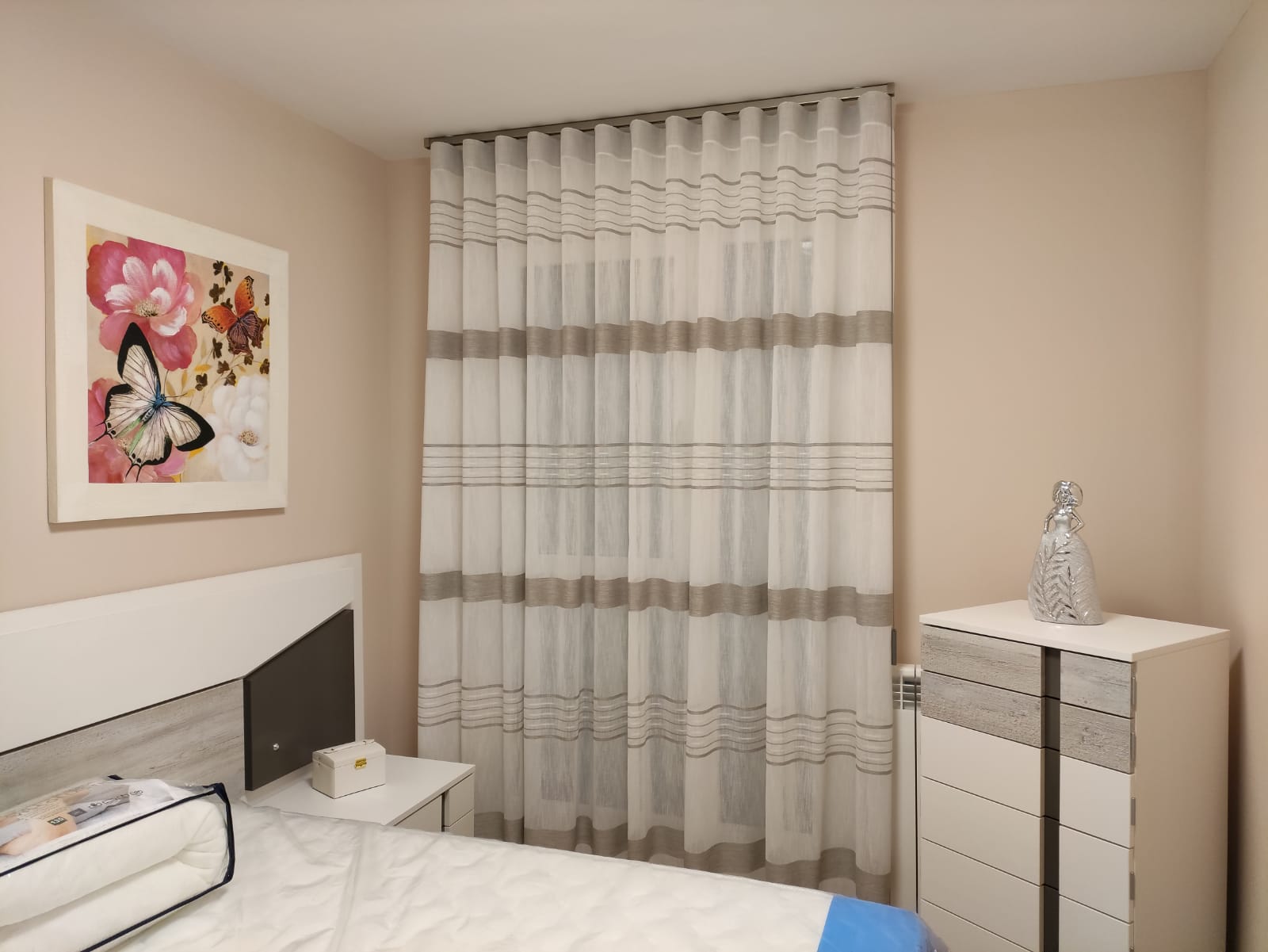 DORMITÓRIO DECORADO CON CORTINAS DE RAYAS HORIZONTALES, CON MECANISMO DE ONDA PERFECTA.
